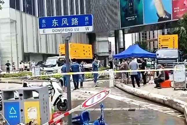 万搏平台_万搏(中国)一站式服务平台排涝突击队在排涝现场